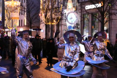 2020 'de gece caddesindeki insanların yeni yıl kutlamaları. Salgından önce. Rusya Moskova 05.01.2020