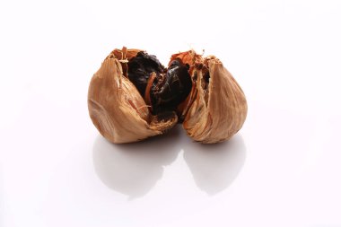 beyaz arkaplanda siyah sarımsak