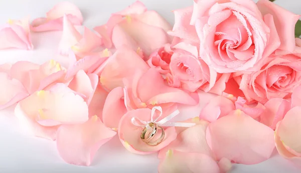 Розовые Розы Обручальными Кольцами Свадебный Романтический Фон — стоковое фото