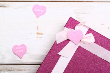 Sevgililer Günü tasarımı. Beyaz ahşap kaplamalı pembe hediye kutusu.