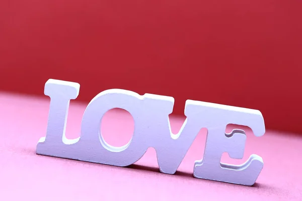 Valentinstag Liebe Konzept Wortliebe Aus Holzbuchstaben Auf Rotem Papier Hintergrund — Stockfoto