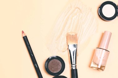 Kozmetik doğal pastel kavramı. Pastel bej arka planda makyaj ürünleri. Tarafsız makyaj için bir temel. Çok yumuşak seçici odak