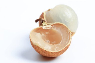 Beyaz arkaplanda Lychee kesimi