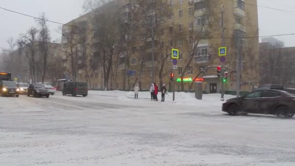 Samochody Skrzyżowaniu Zaśnieżonym Mieście — Wideo stockowe