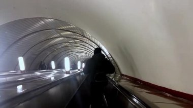 İnsanlar kışın metroda yürüyen merdivene binerler. Rusya Moskova 16.02.2021