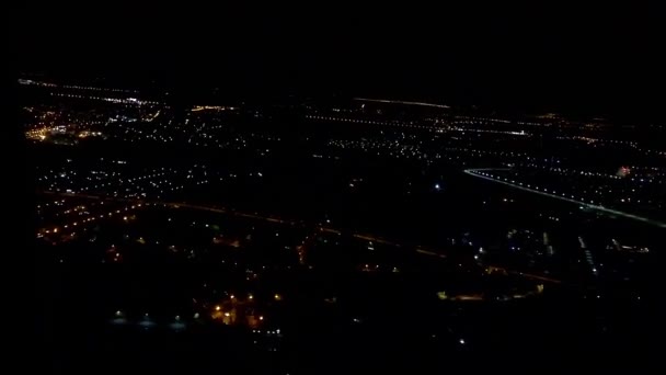 Utsikt Över Staden Natten Från Landningsplanet — Stockvideo