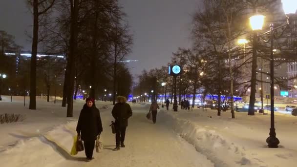 Gente Camina Largo Carretera Nevada Ciudad Tarde Invierno Rusia Moscú — Vídeos de Stock