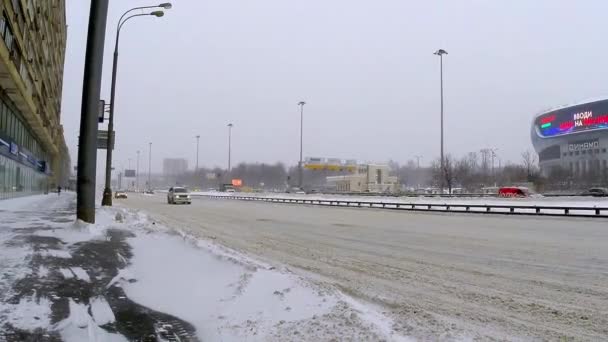 車は冬に街の雪道に沿って運転します ロシアモスクワ18 2021 — ストック動画