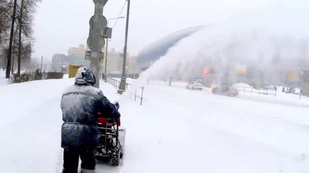 Удаление Снега Городе Зимний День Города Россия Москва 2021 — стоковое видео