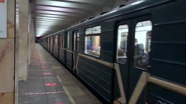 Tunnelbanetåget Lämnar Plattformen Ryssland Moskva 2021 — Stockvideo