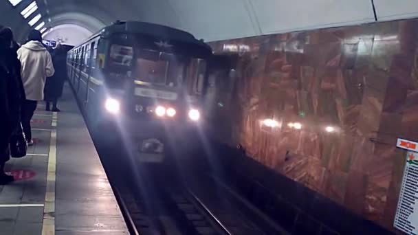 Tren Subterráneo Llegando Las Plataformas Rusia Moscú 2021 — Vídeos de Stock