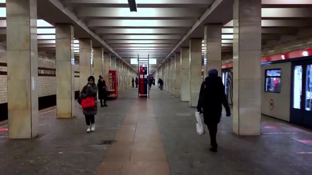 地铁列车离开月台 2021年2月17日 — 图库视频影像