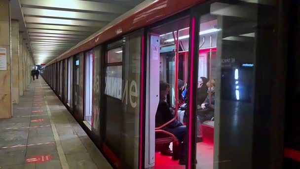 Metro Treni Platformdan Ayrılıyor Rusya Moskova 2021 — Stok video