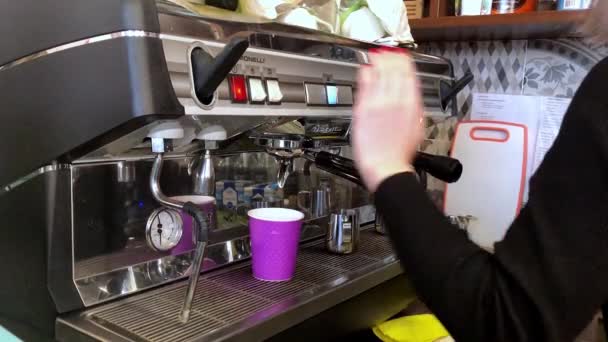 Gör Kaffe Latte Kaffemaskin Ett Café Ryssland Moskva 2021 — Stockvideo