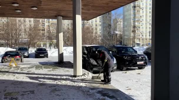 일꾼은 길가에 삽으로 냅니다 러시아 모스크바 2021 — 비디오