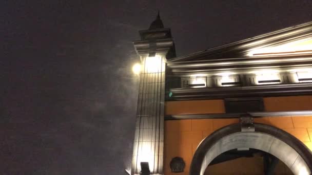 Gece Kar Fırtınasında Bir Binanın Köşesinde — Stok video