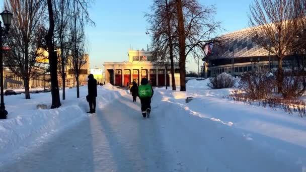 Dostawca Sklepu Internetowego Idzie Metra Ludzi Śnieżnej Ulicy Zimie Rosja — Wideo stockowe