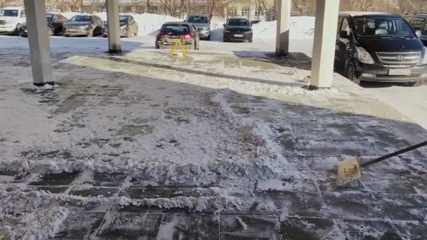 Operaio Pulisce Neve Con Una Pala Strada Russia Mosca 2021 — Video Stock
