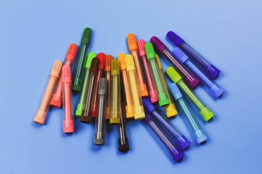 mavi arkaplanda farklı tonlarda çok renkli işaretler.