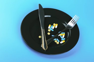 Akşam yemeği tabağında çok renkli haplar