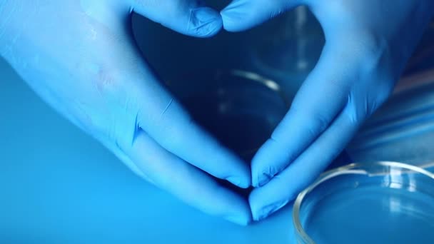 Las Manos Del Doctor Con Guantes Muestran Forma Del Corazón — Vídeo de stock