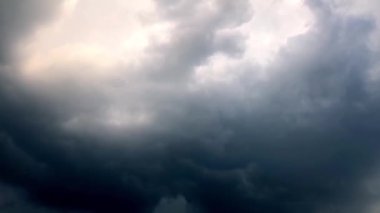 Kara bulutlu kasvetli fırtınalı gökyüzü