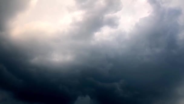 Sombrío Cielo Tormentoso Con Nubes Oscuras — Vídeo de stock