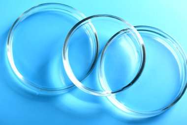 Cam petri kaplarından soyut tıbbi kozmetoloji mavi arka plan.