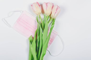 Pembe laleler ve pembe tıbbi maske