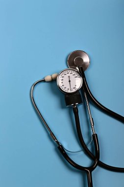 Mavi arka planda steteskop. Düz stil, üst görünüm.