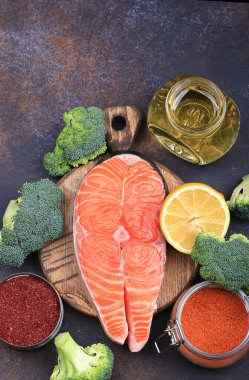 Brokoli, limon, zeytinyağı ve baharatlı çiğ balık bifteği. Doğal sağlıklı ürün