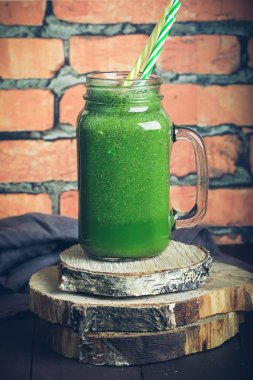 Keten tohumlu yeşil meyve püresi. Sabahları yenecek sağlıklı bir ürün. Sağlıklı kahvaltı.