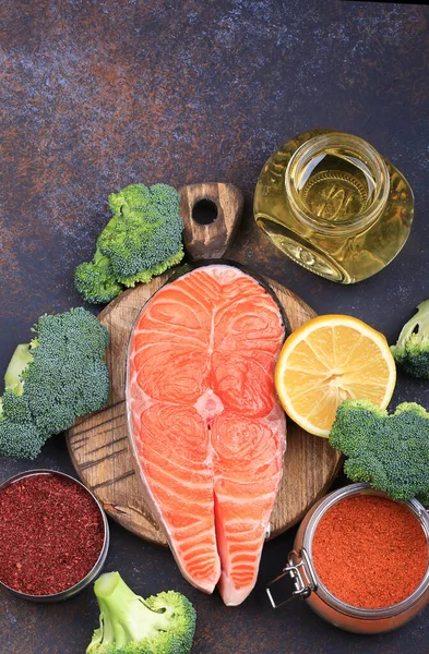 Brokoli, limon, zeytinyağı ve baharatlı çiğ balık bifteği. Doğal sağlıklı ürün