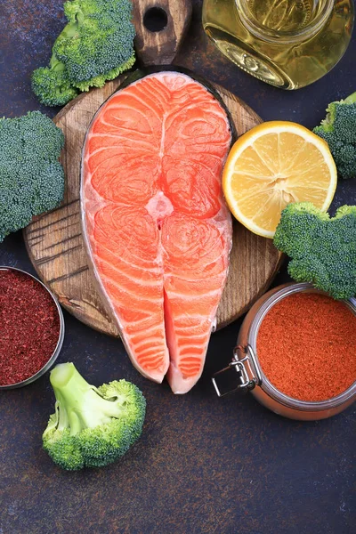 Brokoli, limon, zeytinyağı ve baharatlı çiğ balık bifteği. Doğal sağlıklı ürün