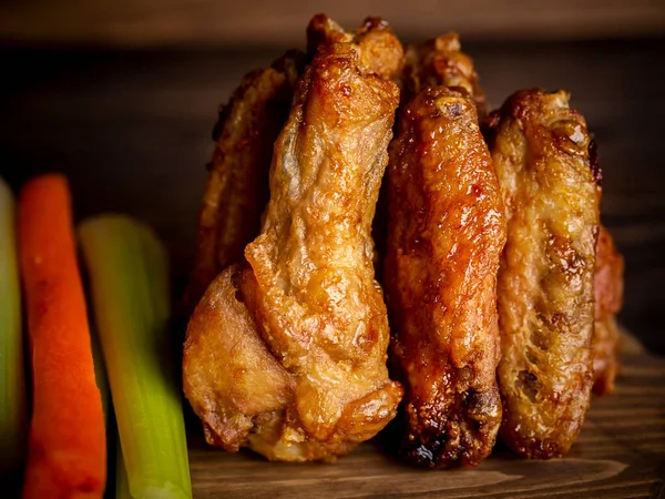 Izgara tavuk kanadı. BBQ Et