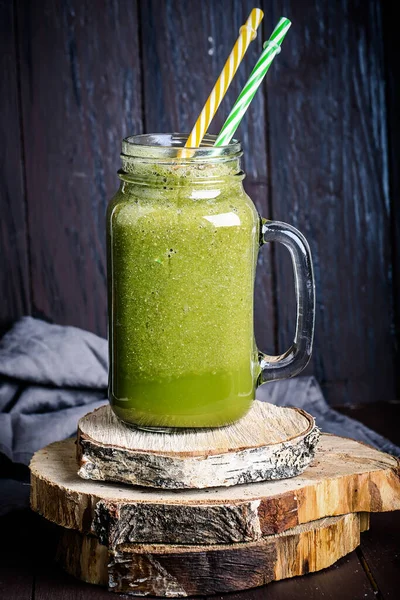 Keten tohumlu yeşil meyve püresi. Sabahları yenecek sağlıklı bir ürün. Sağlıklı kahvaltı.