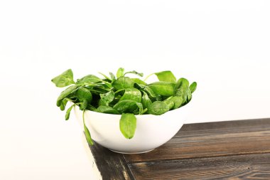 Masadaki bir tabakta ıspanak. Sağlıklı sağlıklı yiyecekler. Vejetaryen yemeği. Seçici yumuşak odak