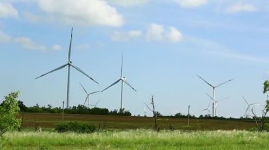 Rüzgar jeneratörü. Enerji koruma kavramı. sürdürülebilir kaynaklar kavramı.