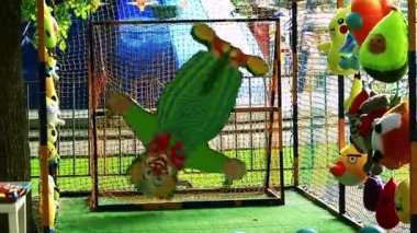 Şehir parkındaki ahşap bir palyaço figürünün cazibesi.