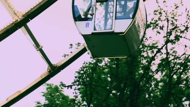 Ferris wheel in the city park — Stock Video
