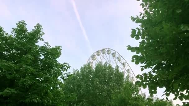 Колесо обозрения в городском парке — стоковое видео
