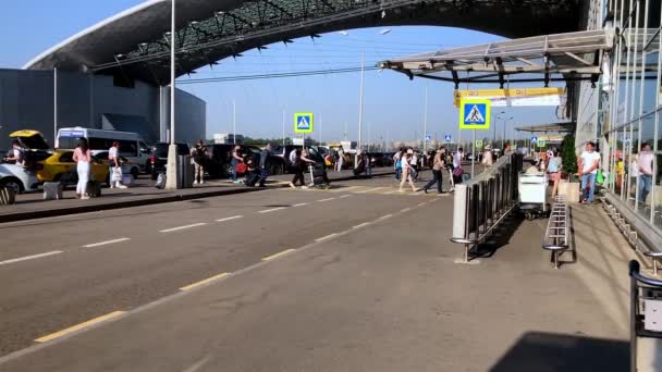 People enter the airport. Russia Moscow Sheremetyevo airport 06. 30 .2021 — Wideo stockowe