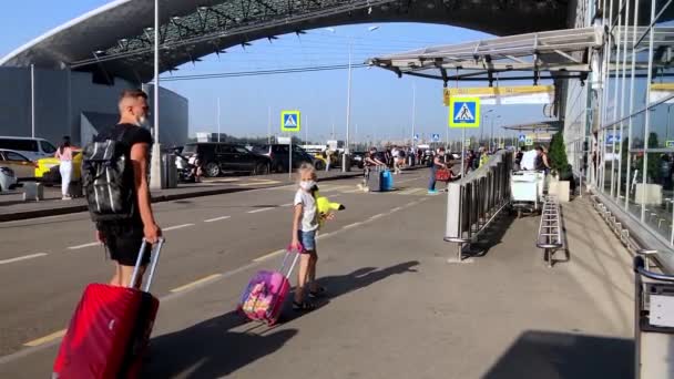 Les gens entrent dans l'aéroport. Russie Moscou Aéroport de Sheremetyevo 06. 30 .2021 — Video
