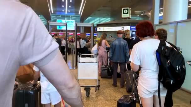 승객은 공항에 입장한다. 러시아 모스크바 셰레 메 티에보 공항 06 . 30 . 2021 — 비디오