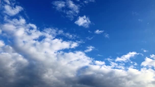 Облака на ясном голубом небе. Красивые белые облака фон — стоковое видео