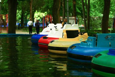 Çocuk eğlence parkı. Parkın göletindeki çocuk kayıkları. Rusya Rostov Don Oktyabrsky Parkı 05.30. 2021.