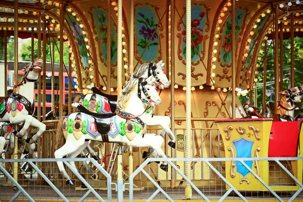 子供公園のカルーセル 円に乗って馬とカルーセル — ストック写真
