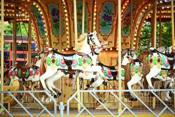 Giostra Nel Parco Dei Bambini Giostra Con Cavalli Cavallo Cerchio — Foto Stock