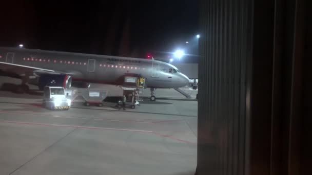 Scarico bagagli da un aereo di linea. Russia Rostov sull'aeroporto Don Platov 07.13.2021 — Video Stock