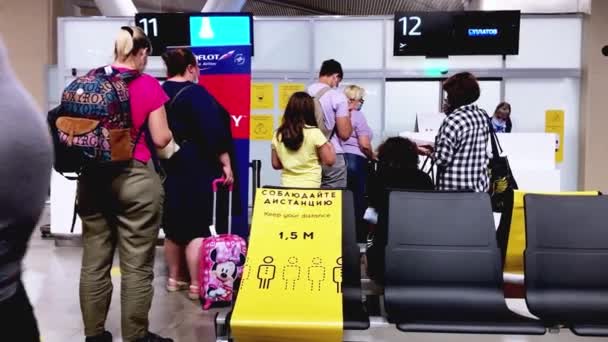 La gente sta facendo la fila per salire sull'aereo. Russia Rostov sull'aeroporto Don Platov 07.13.2021 — Video Stock